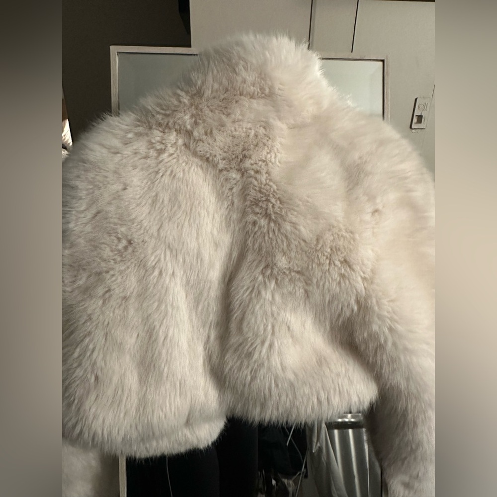 NWT Alo Yoga Opulent Faux Fur Cropped Jacket in Ivory - S - Picture 15 of 16